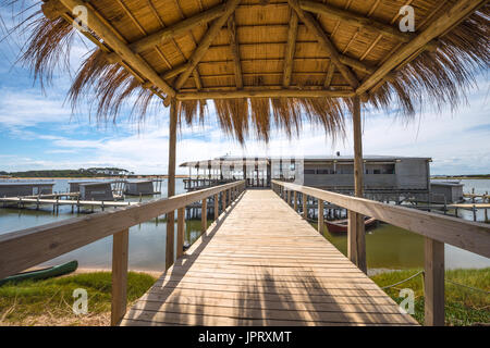 Jose Ignacio, Uruguay, 08 marzo 2016 - Floating bungalows su Uruguayan eco-lago di Garzon svuotato per l'inverno Foto Stock