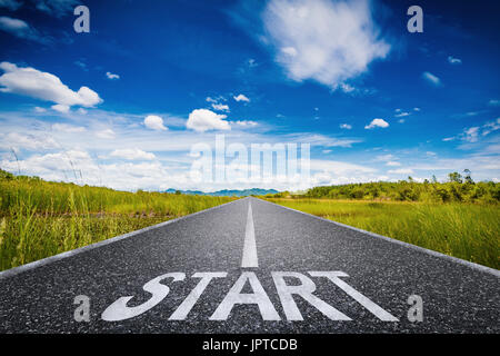 3D rendering di testo start sulla lunga strada con prato verde e blu cielo Foto Stock