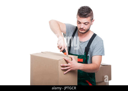 Mover uomo utilizzando la fresa attrezzo su scatole di cartone isolato su sfondo bianco con copia spazio di testo Foto Stock