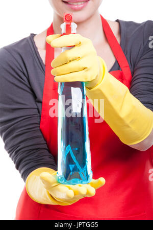 Allegro cameriera tenendo una bottiglia in spray di pulizia in primo piano Foto Stock