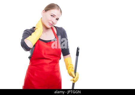 Bella la governante con mop o una scopa sentire dolore al collo isolato su bianco con copyspcae Foto Stock
