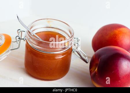 La marmellata fatta di pesche e nettarine rustico in un barattolo di vetro Foto Stock