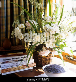 Fiori e libri sul davanzale Foto Stock