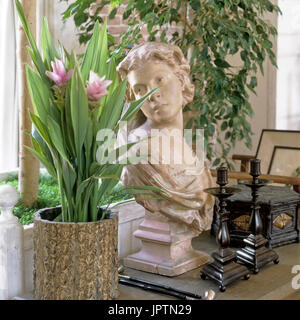 La scultura busto e vaso di fiori Foto Stock