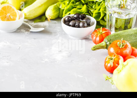 Ingredienti per una brillante insalata estiva. Amore per un sano cibo vegan concetto, copia dello spazio. Foto Stock