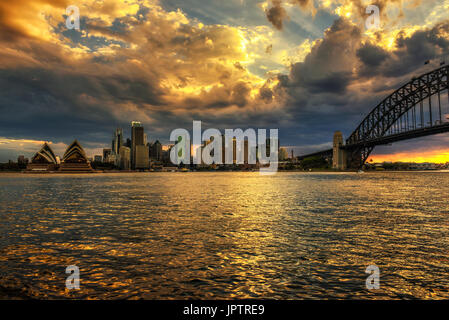 Tramonto spettacolare cielo sopra il centro di Sydney e Harbour Bridge in Australia. Foto Stock