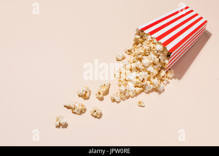 Il Popcorn in rosso e cartoncino bianco con vetro di soda Foto Stock