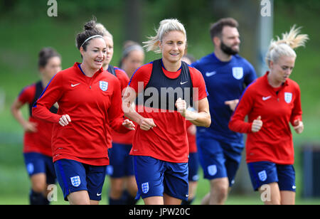 L'Inghilterra del Jodie Taylor (sinistra) e Steph Houghton durante una sessione di allenamento allo Sporting 70 Centro Sportivo, Utrecht. Foto Stock