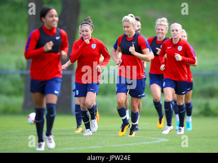 L'Inghilterra del Jodie Taylor (sinistra) e Steph Houghton durante una sessione di allenamento allo Sporting 70 Centro Sportivo, Utrecht. Foto Stock