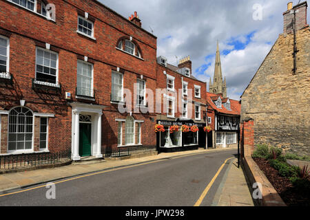 Edifici in stile georgiano lungo Vine Street con St Wulframs chiesa, Grantham town, Lincolnshire, England, Regno Unito Foto Stock