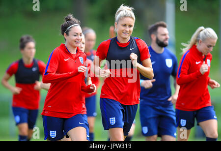 Jodie Taylor (a sinistra) e Steph Houghton in Inghilterra durante una sessione di allenamento allo Sporting 70 Sports Center di Utrecht. Foto Stock