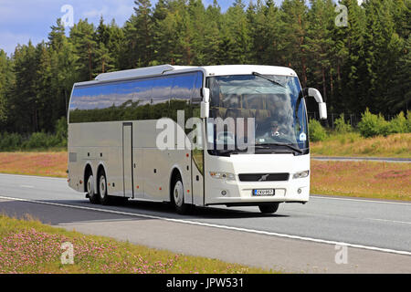 SALO, Finlandia - 22 luglio 2017: Bianco Volvo pullman si muove lungo l'interstatale tra splendidi paesaggi in estate. Foto Stock