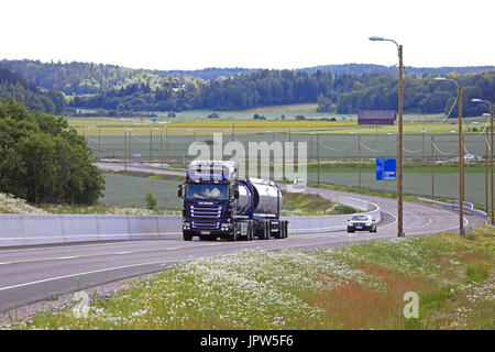 SALO, Finlandia - 22 Luglio 2017: viola Scania R500 camion cisterna per trasporto alla rinfusa di JR-Trans fornisce merci lungo la superstrada in scenario estivo di Sout Foto Stock