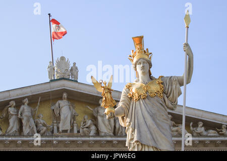 Statua di Athena al di fuori del parlamento austriaco edificio in Vienna Foto Stock