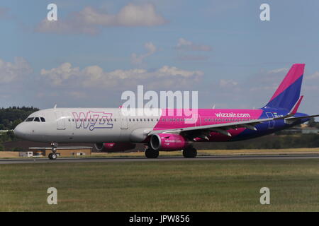 Wizz Air Airbus A321 HA-LXP di decollo a Londra Luton, Regno Unito Foto Stock