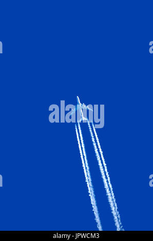 Boeing 747-400 rendendo contrail sentiero di vapore contro blu-sky Foto Stock