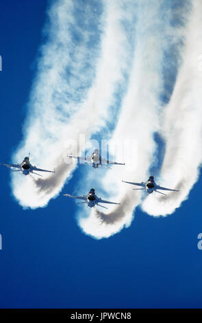 Il USAF Thunderbirds Lockheed Martin F-16 Fighting Falcon in flying-display con fumo all'Airshow di Mildenhall Foto Stock