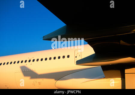 Gulf Air Airbus A330-200 del bordo di uscita dell'ala, barca-carenature e fusoliera windows Foto Stock