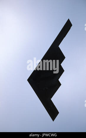 Il USAF Northrop Grumman B-2 Spirit in flying-display a 1997 Fairford Royal International Air Tattoo RIAT Foto Stock