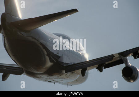 British Airways Boeing 747-400 climbing via dopo il decollo Foto Stock