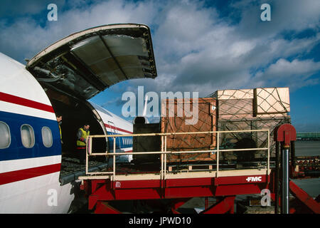 Carico che viene caricato su un McDonnell Douglas DC-10-30CF Foto Stock