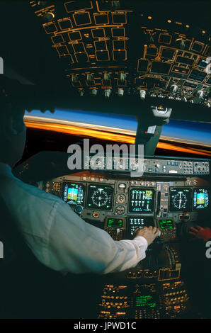 Pilota con mano sull'acceleratore e leve in Thai Airways International Boeing 747-400 cockpit simulator ad alta quota con la curvatura della terra Foto Stock