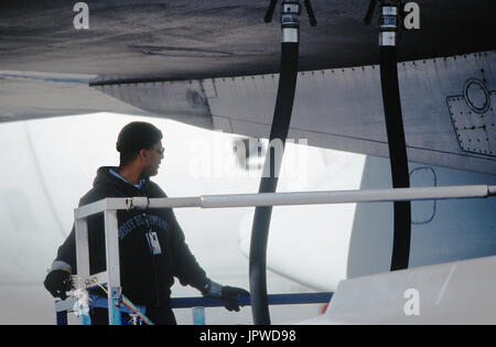 Monitoraggio refueller due carburante-tubi flessibili fissati alla parte inferiore del parafango di un Atlas Air Boeing 747-200 parcheggiata Foto Stock