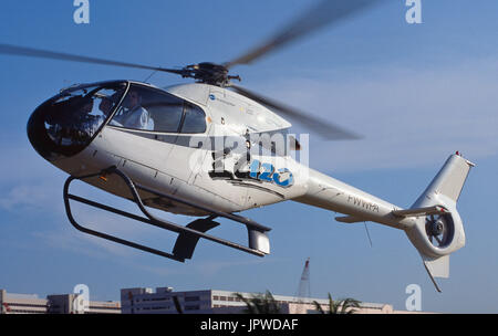 Eurocopter EC-120 prototipo Colibri atterraggio con grattacieli dietro Foto Stock