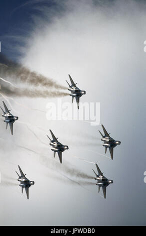 Falchi ucraino team display con fumo nero in flying-display a 1997 Fairford Royal International Air Tattoo RIAT RIAT Foto Stock