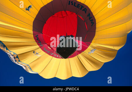 Giallo Isleta NM Cameron mongolfiera e cesto battenti lungo il tragitto a Albuquerque International Balloon Fiesta Foto Stock