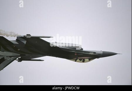 Royal Dutch AirForce Lockheed Martin F-16A MLU Fighting Falcon battenti invertito in flying-display a 2001 Mildenhall Air Fete con fumo su un g Foto Stock