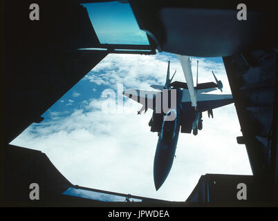 Il USAF Boeing F-15E Strike Eagle di 335 Sqn armati con un pieno carico di 500 lb bombe aeree durante il rifornimento di carburante-da un McDonnell Douglas KC-10una petroliera Foto Stock