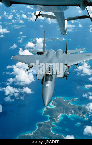 Il USAF Boeing F-15E Strike Eagle di 335 Sqn avvicinando un McDonnell Douglas KC-10una antenna-cisterna di rifornimento sul Mare dei Caraibi isole tropicali Foto Stock