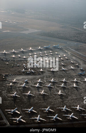 Righe di Boeing 727s, 737s, McDonnell Douglas DC-9s, Convair CV-800s e Lockheed L-1011 Tristars parcheggiato dopo il pensionamento nel deserto storage Foto Stock