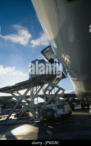 Carico che viene caricato su un Korean Air Lines Boeing 747-200F Foto Stock