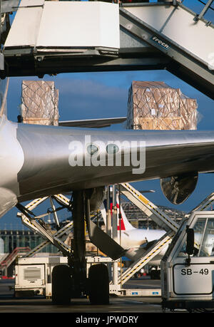 Airstairs, mainwheel carro, all avanguardia dell'ala di Korean Air Lines Boeing 747-200F essendo caricato con carico con coda fin di uno Svizzero In Foto Stock