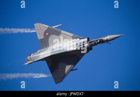 Aeronautica militare francese Dassault Mirage 2000 in flying-display con fumo all'1997 Dubai International Air Show Foto Stock