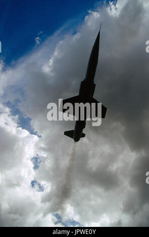 Italian Air Force Lockheed F-104S Starfighter ASA in flying-display con fumo nero jet-scarico dal motore alla 1998 Royal International un Foto Stock
