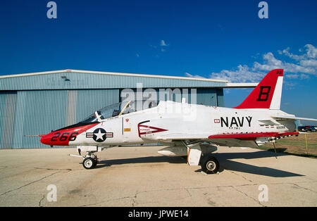 US Navy BAE Boeing T-45un astore parcheggiato con hangar dietro Foto Stock