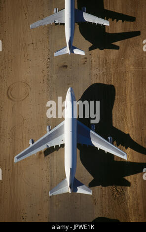 Boeing 747 parcheggiate nel deserto-storage con ombre Foto Stock