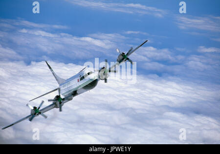 Atlantic Airlines Lockheed L-188C Electra battenti lungo il tragitto su uno strato di nubi Foto Stock