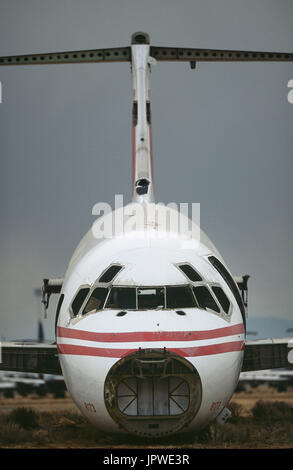 Deserto-storage McDonnell Douglas DC-9 fusoliera con i principali componenti e motori rimosso in attesa di essere scartato Foto Stock