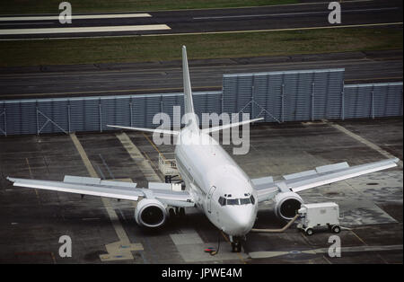 Boeing 737-300 parcheggiato in livrea bianca test spoiler parafango e i freni ad aria compressa Foto Stock