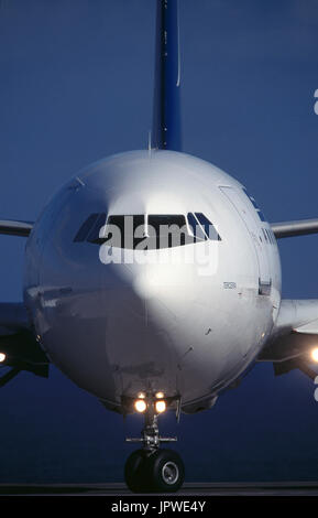 Il naso di una SATA International Airbus A310-300 rullaggio Foto Stock