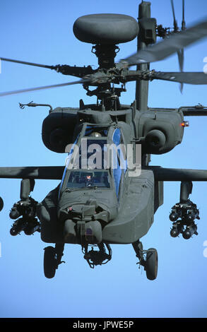 US Army Boeing AH-64D Longbow Apache a bassa volare sopra le quattro picchi area desertica di Tonto National Forest, volato da pilota di prova - Pete Nicholson Foto Stock