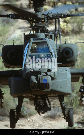 US Army Boeing AH-64D Longbow Apache a bassa volare sopra le quattro picchi area desertica di Tonto National Forest, volato da pilota di prova - Pete Nicholson Foto Stock