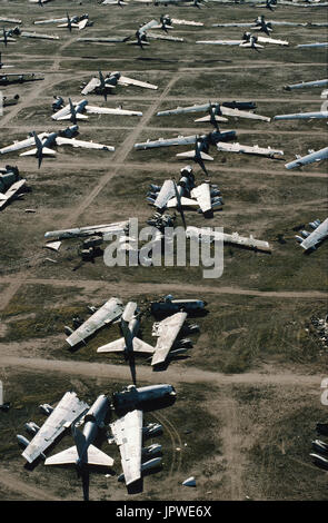 Rotto ex USAF Boeing B-52s con ali e fusoliere tagliato a prescindere da un enorme ghigliottina, nel deserto, quindi a sinistra in posizione per il controllo via satellite, break Foto Stock