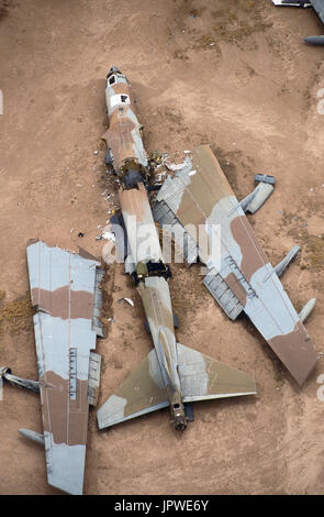 Rotto ex USAF Boeing B-52 con le ali e la fusoliera tagliato a prescindere da un enorme ghigliottina, nel deserto-storage, poi a sinistra in posizione per il controllo via satellite, bre Foto Stock