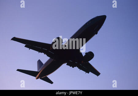 Generic Boeing 737-300 sul finale-approccio con alette distribuite al crepuscolo Foto Stock