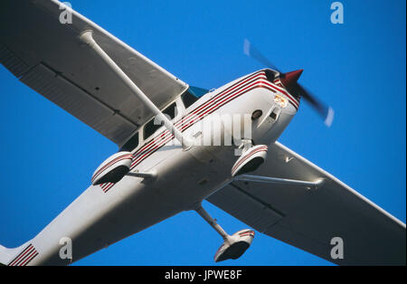 Generic Cessna 172N Skyhawk arrampicata fuori dopo il decollo con ruota di carro spats e lo sbarco-luci accese Foto Stock